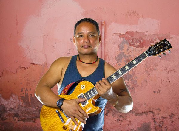 Philippiner Gitarrist Mike Capa (Miguelito Capa) tritt auf mit dem 'Opera Pop'-Musikerduo Dust of Soul