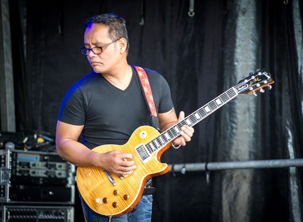 Philippiner Gitarrist Mike Capa (Miguelito Capa) tritt auf an der Victory Music Night mit dem 'Opera Pop'-Musikerduo Dust of Soul