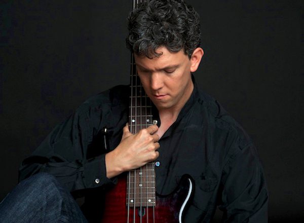 Spanischer Bassist Roberto Carrasco am Dust of Soul Neujahres-Konzert im Hotel Seeburg Luzern